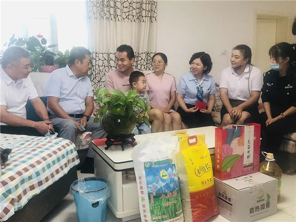 關愛篇丨佳節將至，新疆塔林鼎尚、烏魯木齊飲食服務行業協會、沙區天山農商行攜手開展慰問幫扶活動